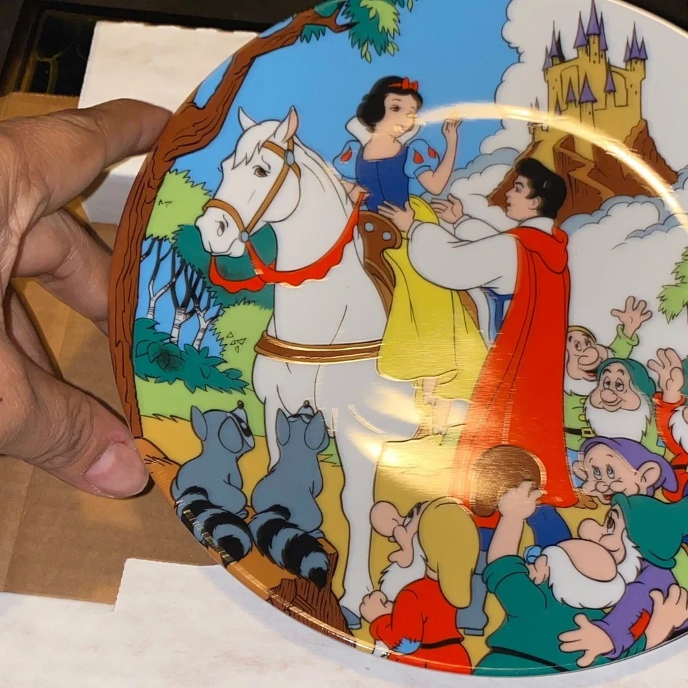 Snow White and the Seven Dwarfs Decorative Plate and Sneezy Dwarf Ornament BX40